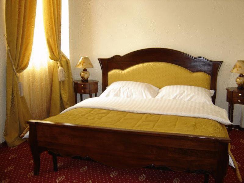 Hotel Maryo Ploiesti Bagian luar foto